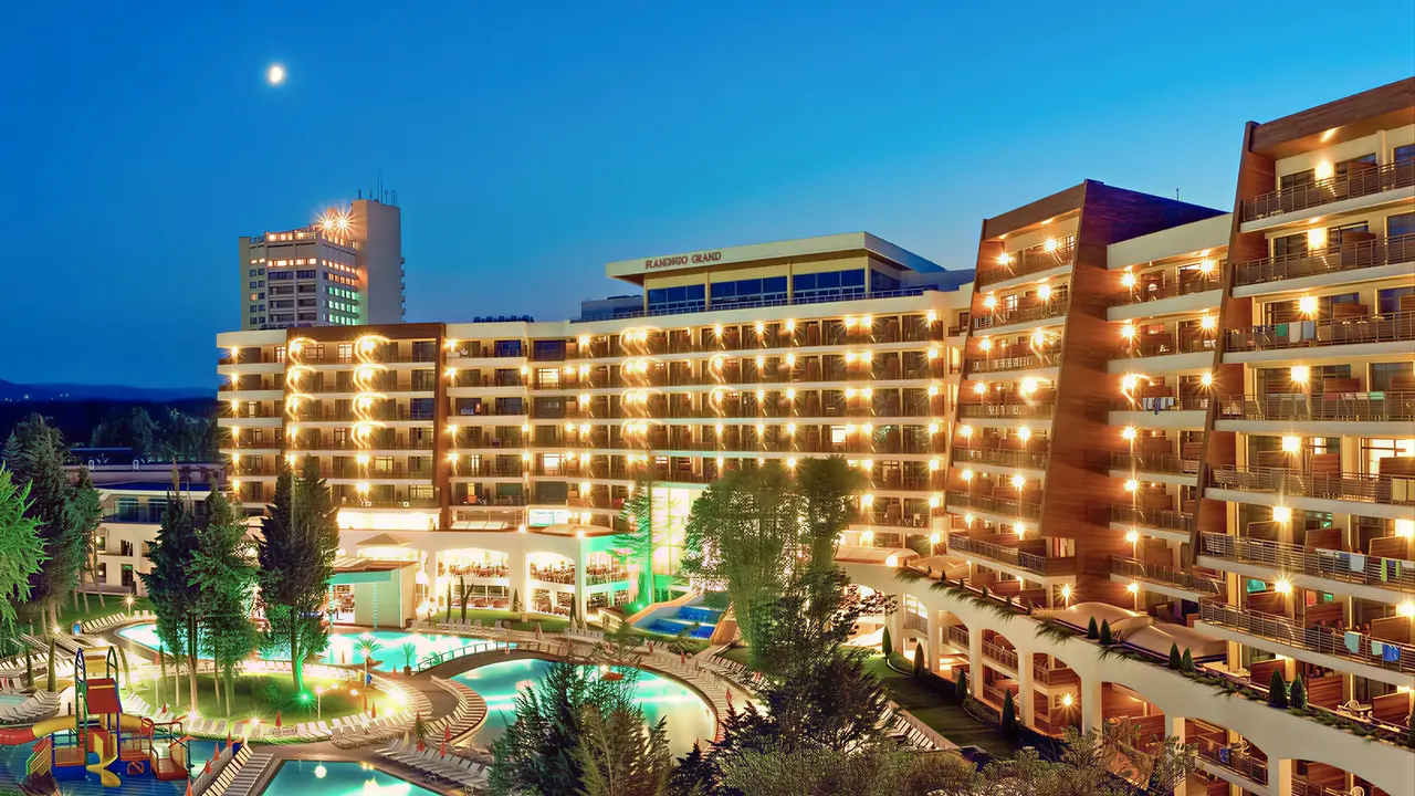 Widok na budynki i baseny Flamingo Grand Hotel & Spa