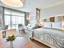 Nowoczesny pokój z łóżkiem w Flamingo Grand Hotel & Spa