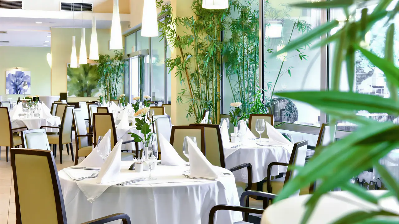 Elegancka restauracja w Flamingo Grand Hotel & Spa z białymi obrusami