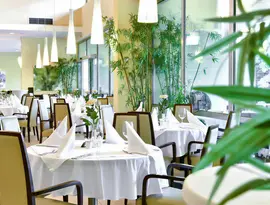 Elegancka restauracja w Flamingo Grand Hotel & Spa z białymi obrusami
