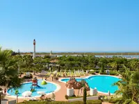 Panorama kompleksu Fuerte el Rompido Spa z basenami i latarnią