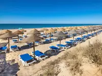 Plaża z leżakami i parasolami w Fuerte el Rompido Spa