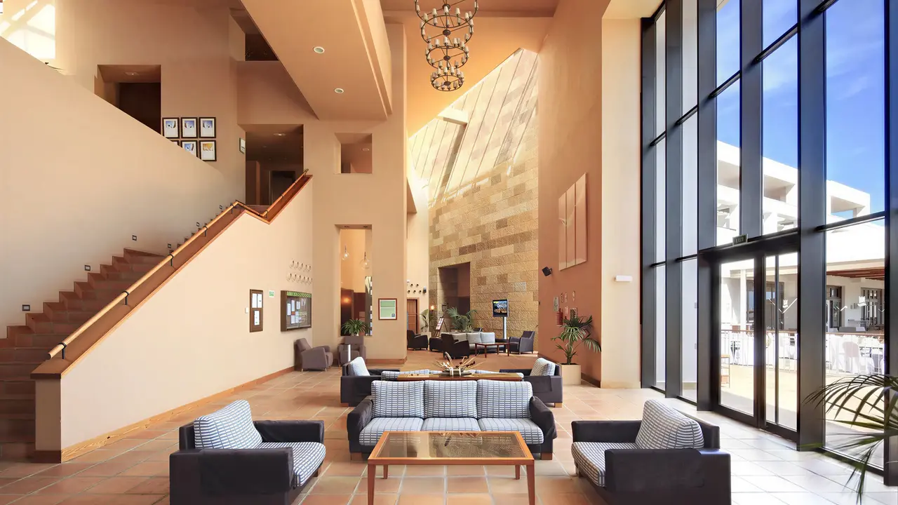 Wnętrze eleganckiego lobby w Fuerte el Rompido Spa