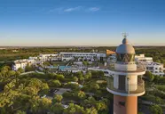 Widok na kompleks Fuerte el Rompido Spa z latarnią morską