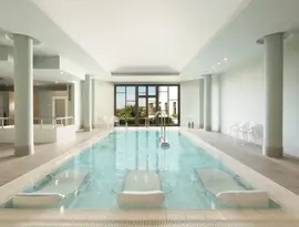 Kryty basen z leżakami w Fuerte el Rompido Spa