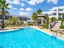 Basen z leżakami w hotelu Fuerte el Rompido Spa