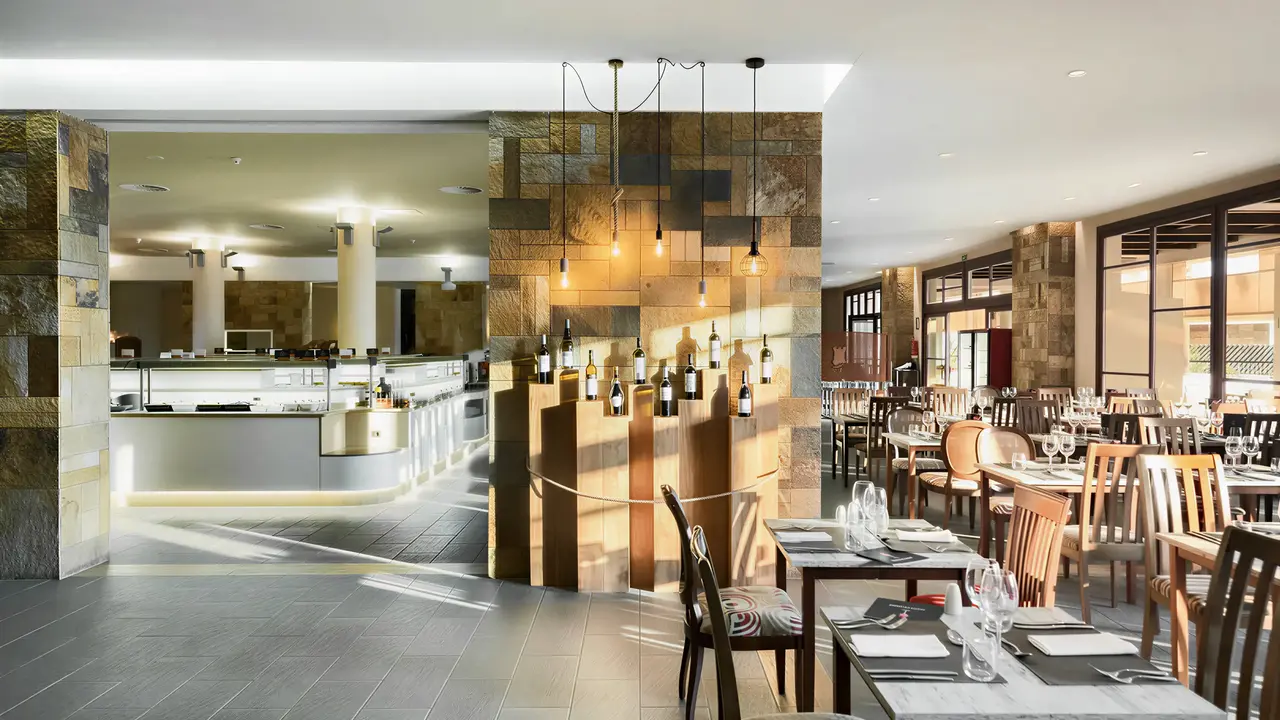 Restauracja w hotelu Fuerte el Rompido Spa z nakrytymi stołami