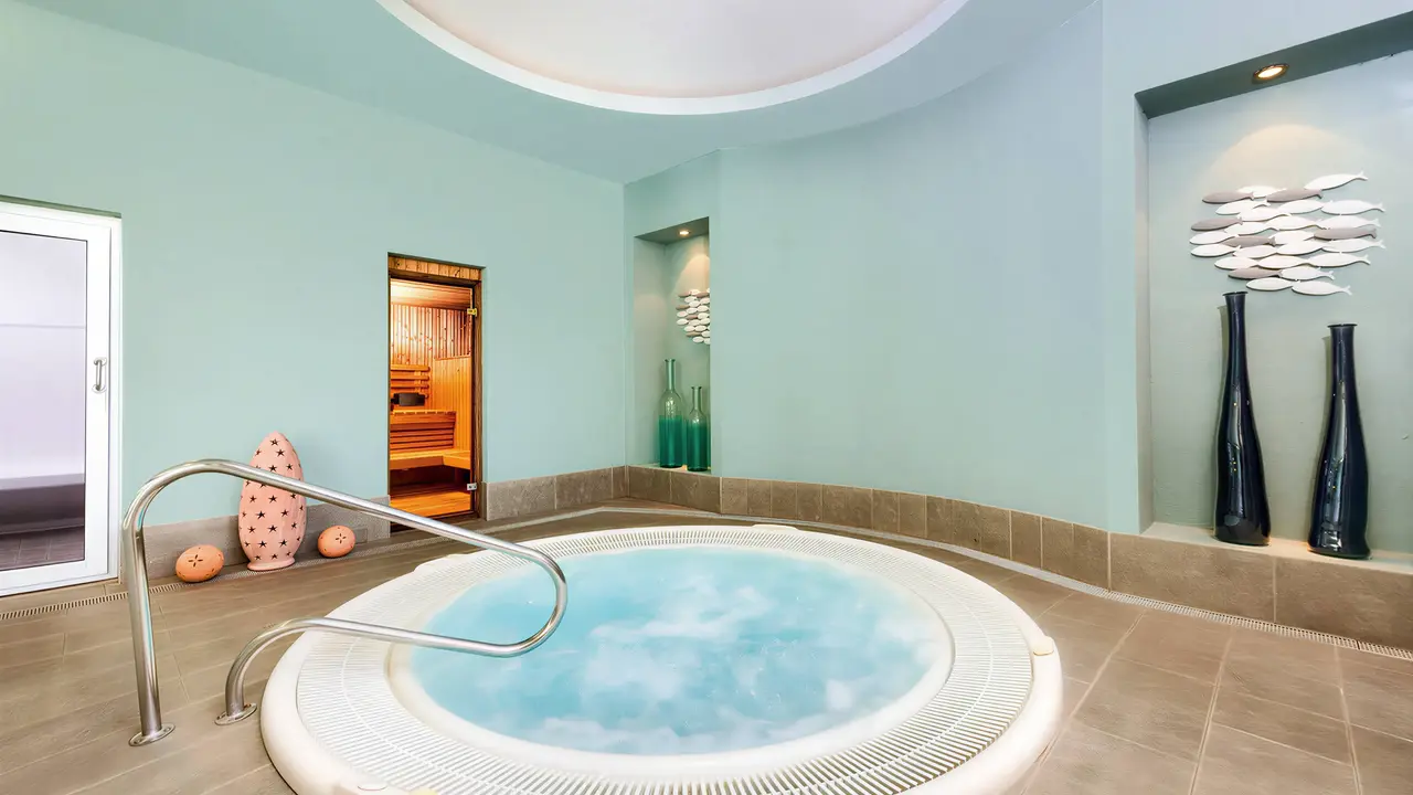 Basen z hydromasażem w strefie spa Fuerte el Rompido Spa