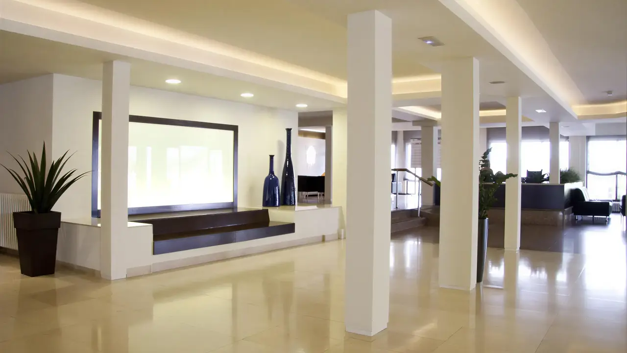 Jasne i nowoczesne lobby w Garbi Park