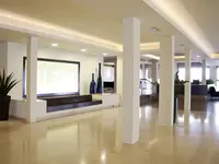 Jasne i nowoczesne lobby w Garbi Park