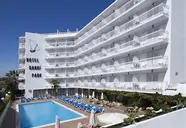 Basen i leżaki w hotelu Garbi Park