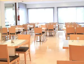 Jadalnia z zestawami stołów i krzeseł w Garbi Park