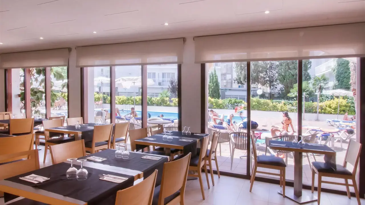 Restauracja w Garbi Park z widokiem na basen