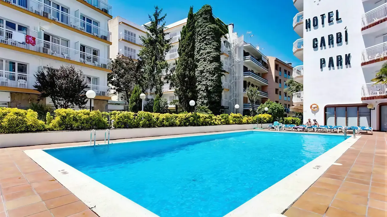 Basen kąpielowy w hotelu Garbi Park