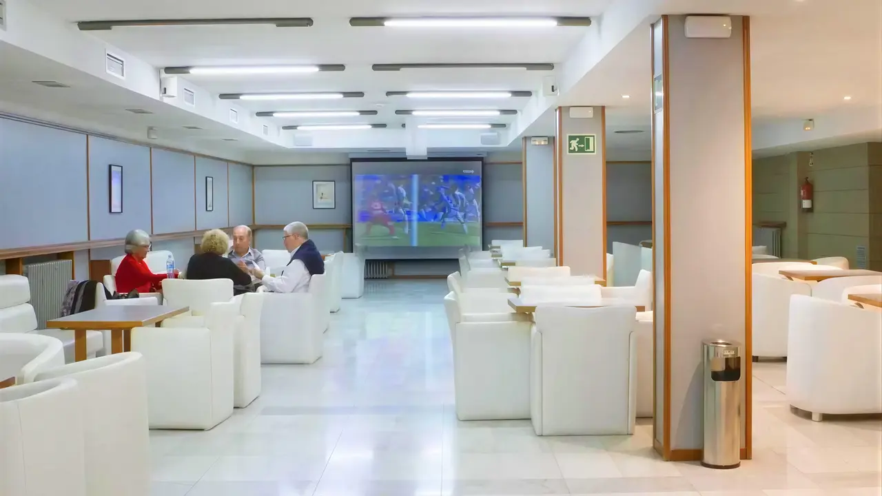 Sala z ekranem i gośćmi w Garbi Park