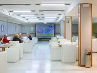 Sala z ekranem i gośćmi w Garbi Park