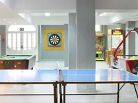 Sala gier w Garbi Park z bilardem i tenisem