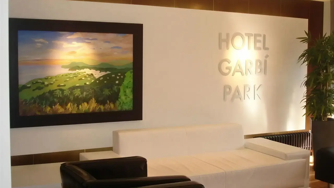 Wnętrze lobby w Garbi Park z białymi sofami