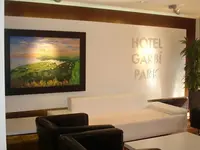 Wnętrze lobby w Garbi Park z białymi sofami