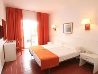 Pokój z łóżkiem w hotelu Garbi Park
