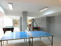 Sala gier w Garbi Park z tenisem stołowym