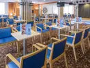 Sala z krzesłami i sceną w GHT Aquarium 