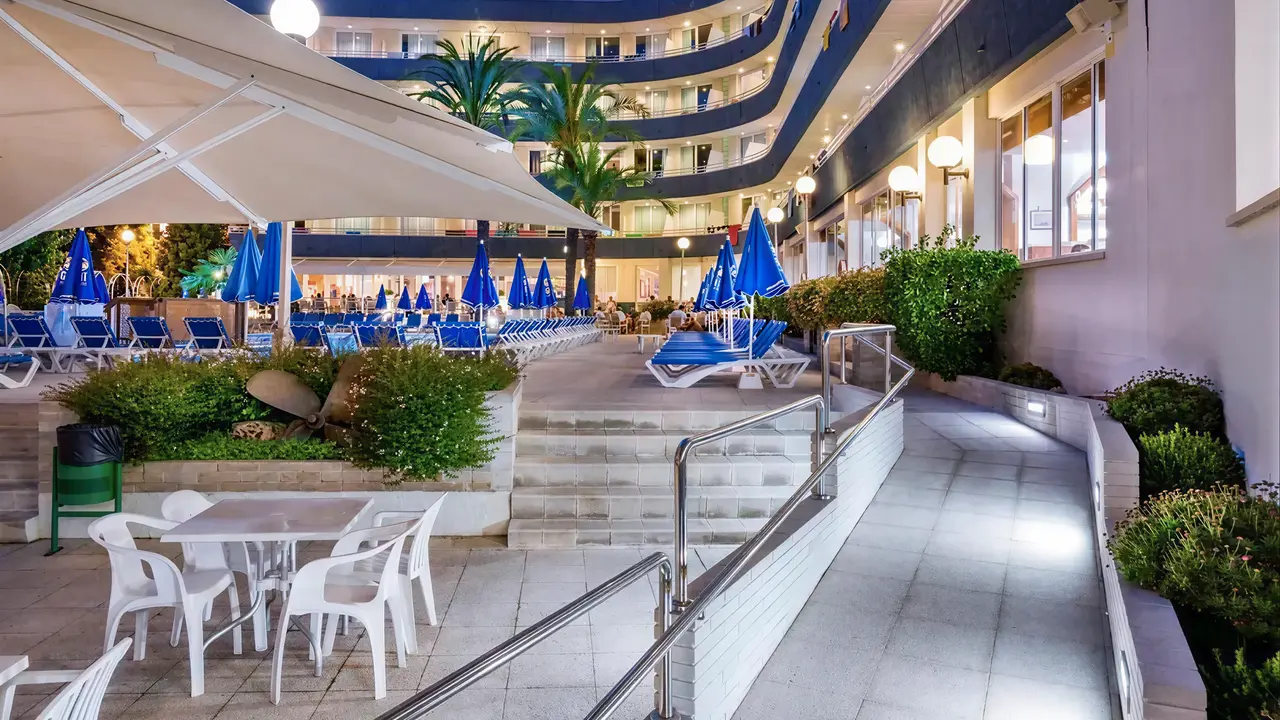 Basen i leżaki w hotelu GHT Aquarium