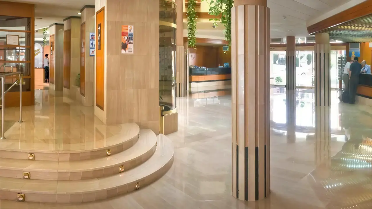 Wnętrze holu recepcyjnego w GHT Aquarium