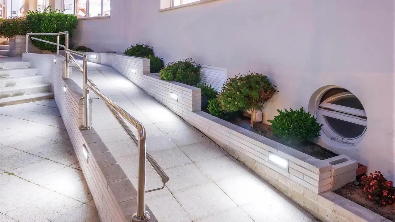 Oświetlona rampa przy wejściu do GHT Aquarium