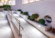 Oświetlona rampa przy wejściu do GHT Aquarium