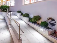 Oświetlona rampa przy wejściu do GHT Aquarium