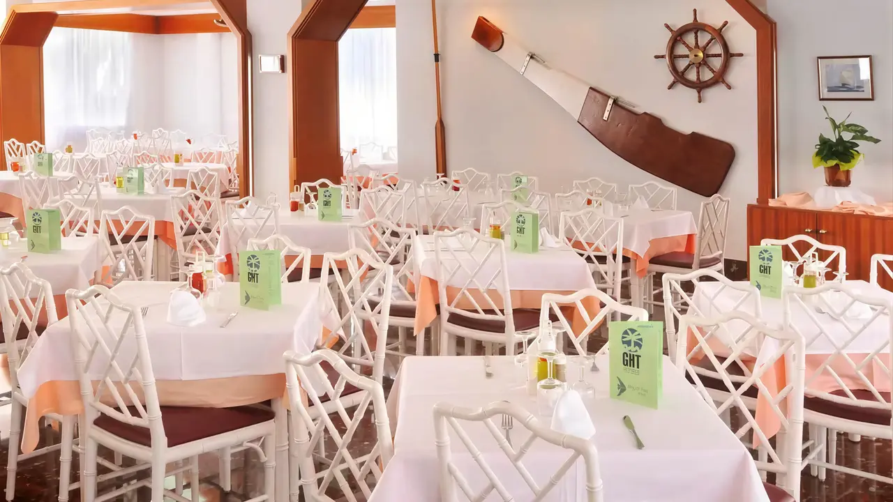 Restauracja w GHT Aquarium z nakrytymi stołami