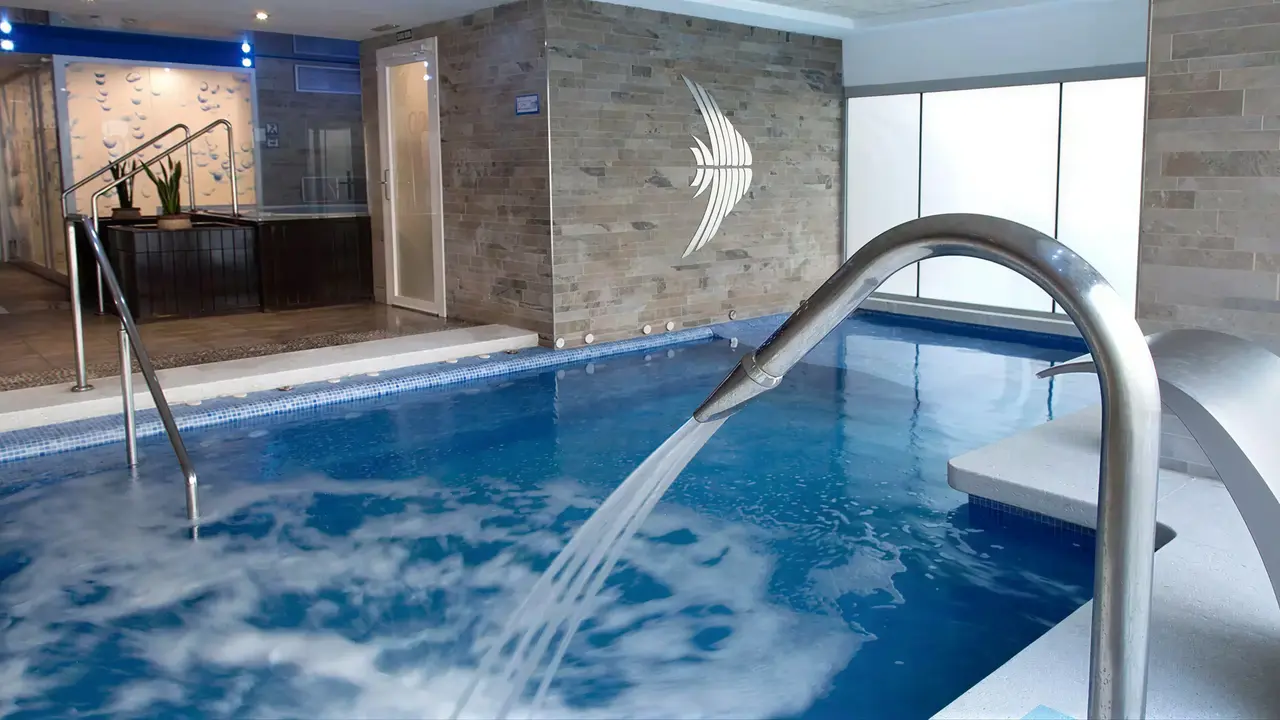Kryty basen z hydromasażem w GHT Aquarium
