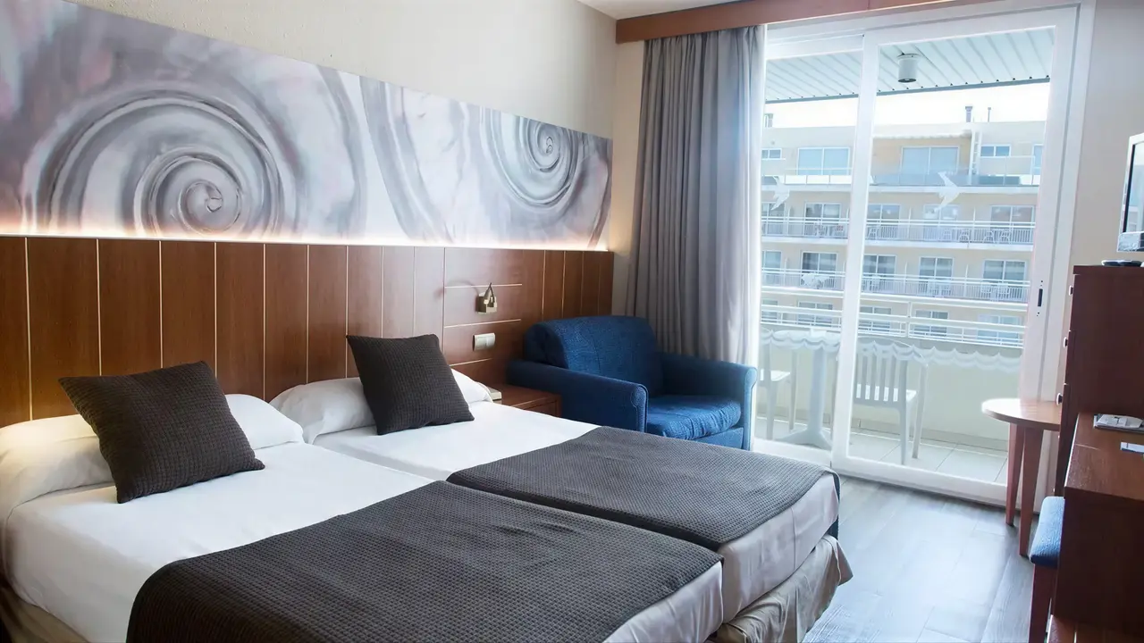 Pokój z łóżkami i balkonem w GHT Aquarium