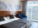 Pokój z łóżkami i balkonem w GHT Aquarium 