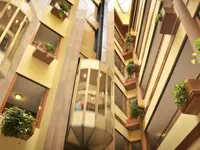 Wnętrze z windą w hotelu GHT Aquarium
