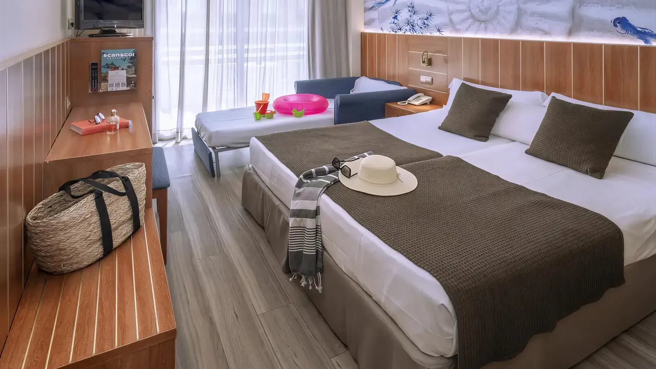 Nowoczesny pokój z łóżkami w GHT Aquarium
