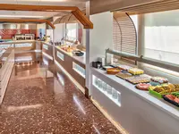 Bufet z jedzeniem w GHT Aquarium
