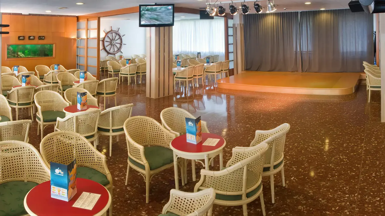 Scena i strefa rozrywki w GHT Aquarium