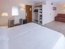 Wnętrze pokoju z łóżkiem w GHT Balmes