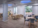 Jadalnia w hotelu GHT Balmes z drewnianymi stołami