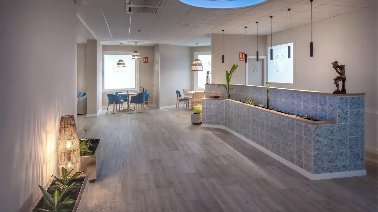 Wnętrze lobby w GHT Balmes z kącikiem wypoczynkowym