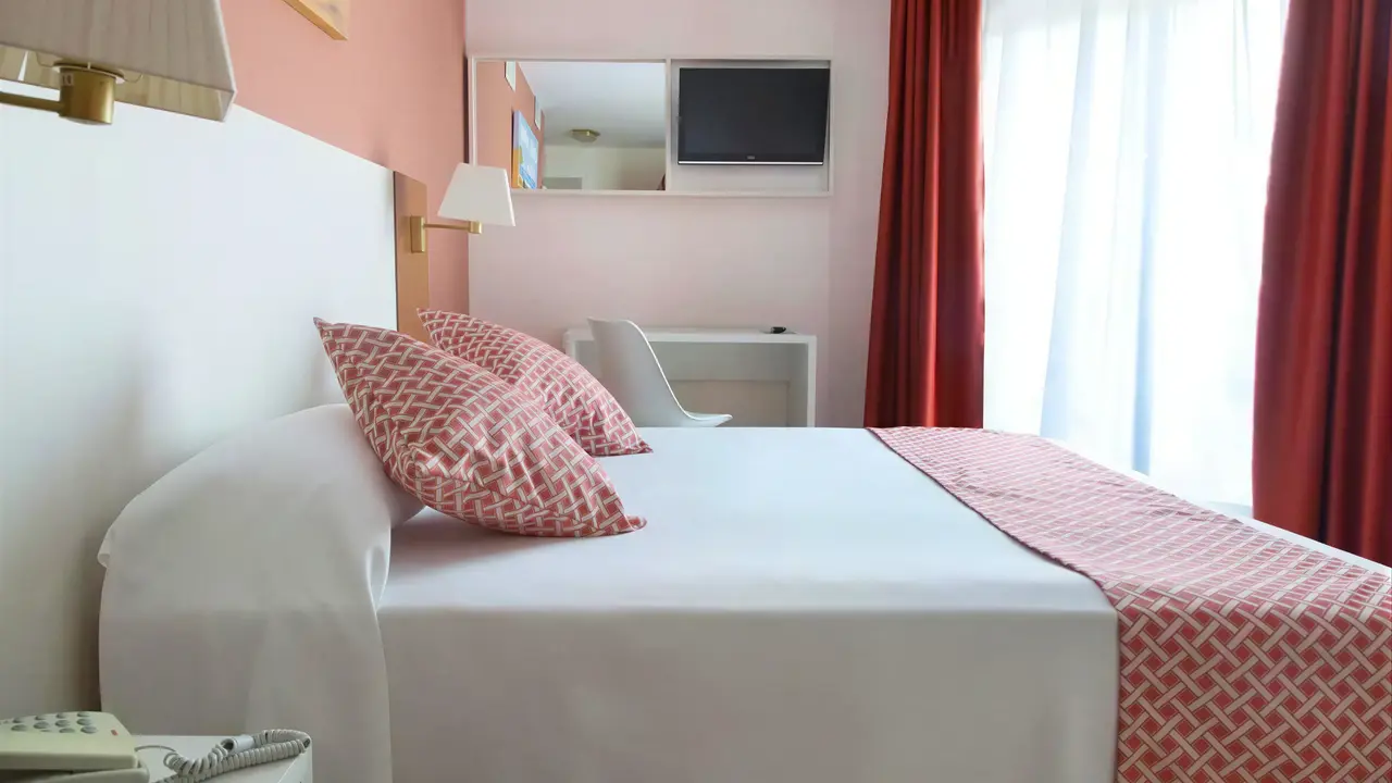 Pokój z łóżkiem w hotelu GHT Balmes