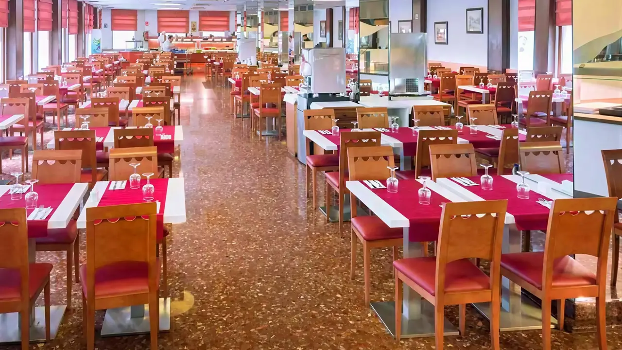 Restauracja w GHT Balmes z ustawionymi stolikami