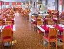 Restauracja w GHT Balmes z ustawionymi stolikami