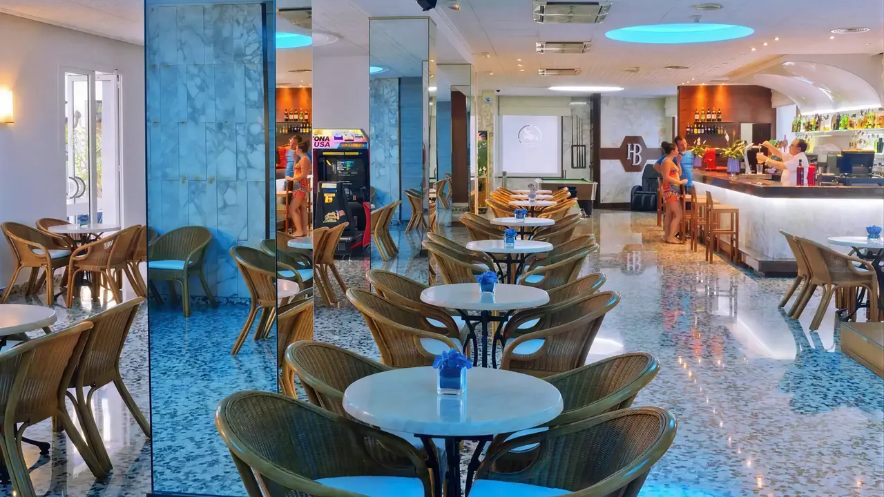 Bar z wysokimi stołkami w GHT Balmes