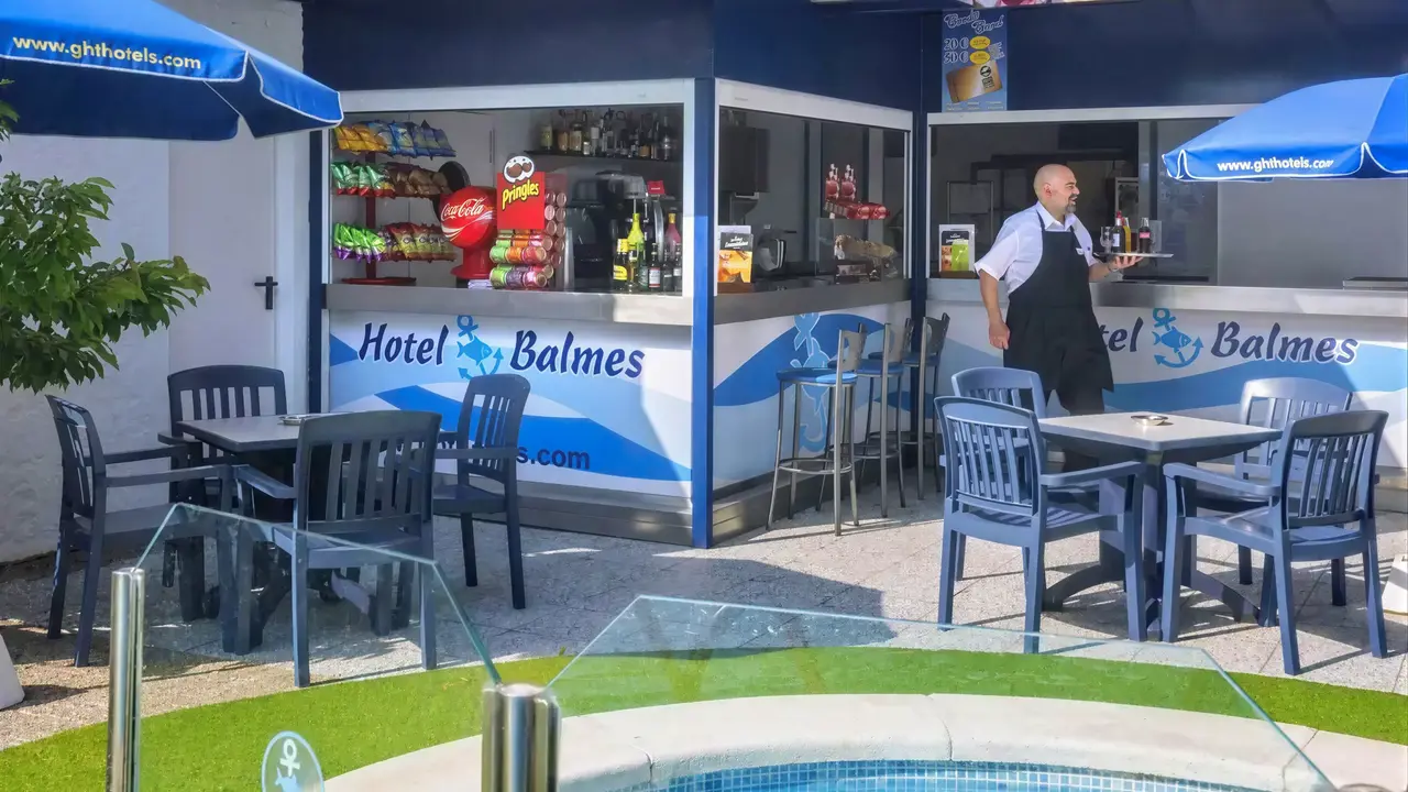 Bar zewnętrzny w GHT Balmes z miejscami siedzącymi