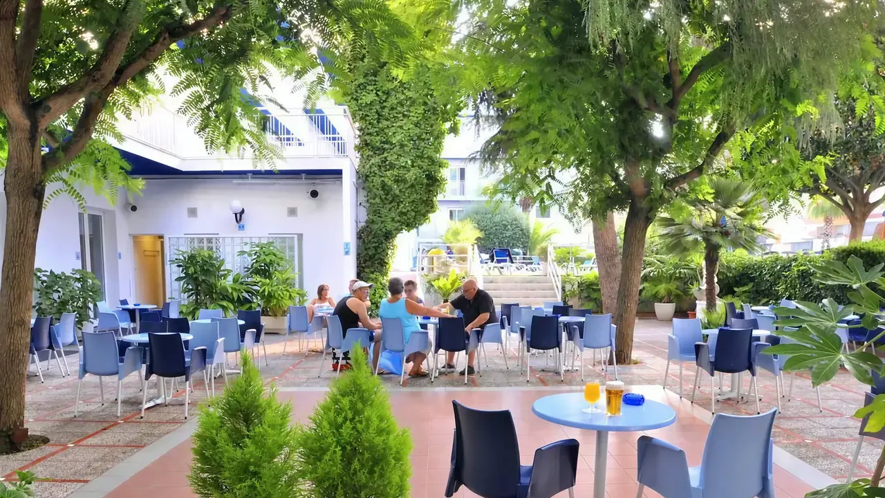 Ogród z miejscami do odpoczynku w GHT Balmes