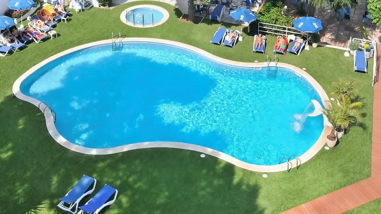 Basen z leżakami w hotelu GHT Balmes