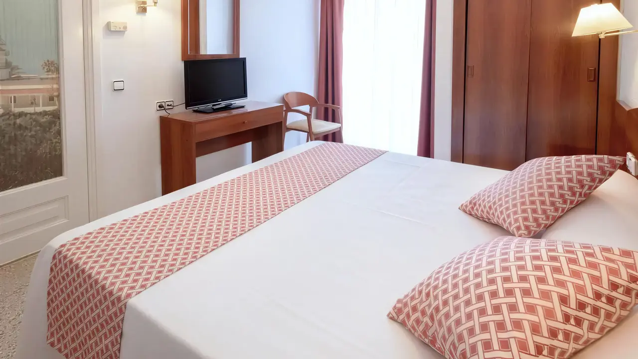 Pokój z łóżkiem w hotelu GHT Balmes